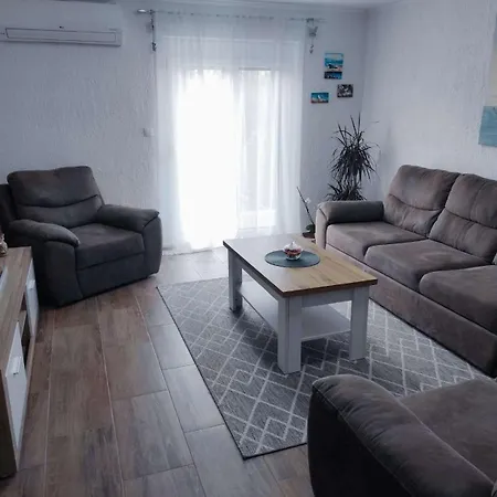 With A Parking Space Kosinozici, - 23146 פורץ